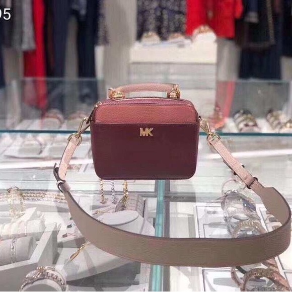 MICHAEL KORS
Mott Mini Color-Block Pebbled Leather Crossbody 32T8GF5C0T - Picture 3 of 14